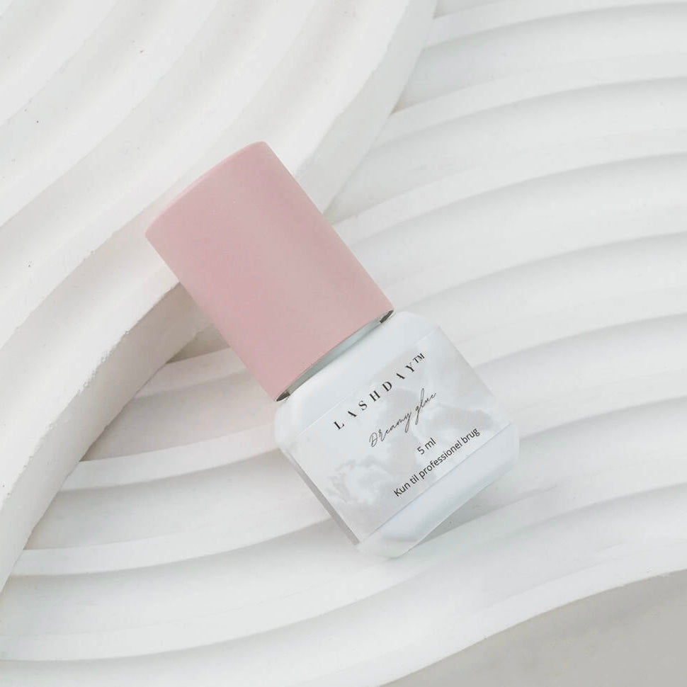 Dreamy Glue vippelim til professionelle eyelash extensions.