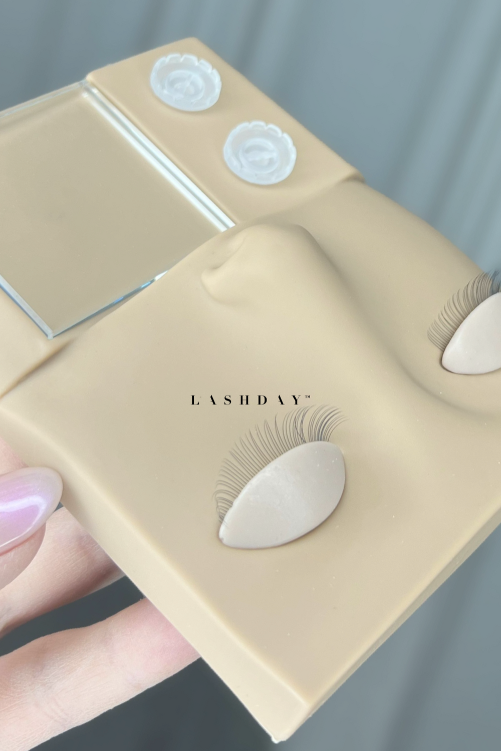 Øvehoved til træning i eyelash extensions.